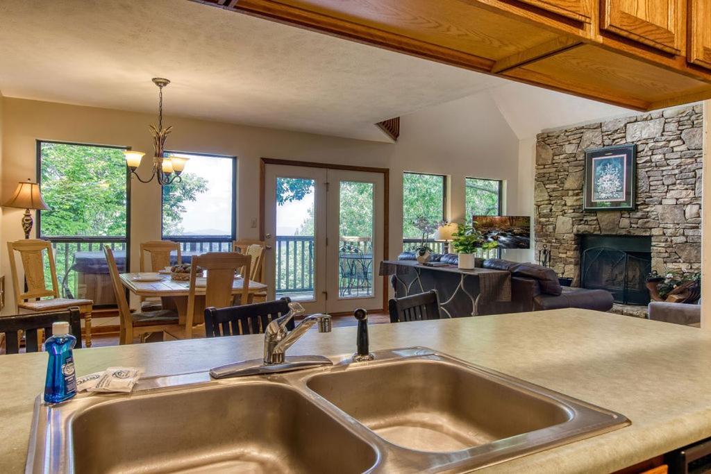 Serenity Heights, Amazing Views, Hot Tub Pool Access, 1089 Free Tickets Each Paid Day, Dollywood Gatlinburg Buitenkant foto